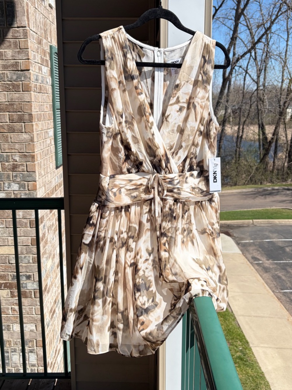🆕✨ DKNY Tie Dye Sleeveless Mini Dress Size 10 Beige Brown Pleated Lightweight - Picture 3 of 16